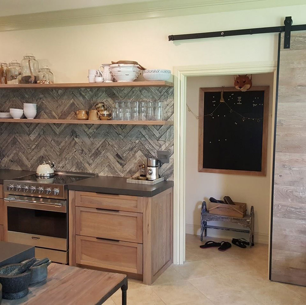 Kitchen Backspash And Cabinets